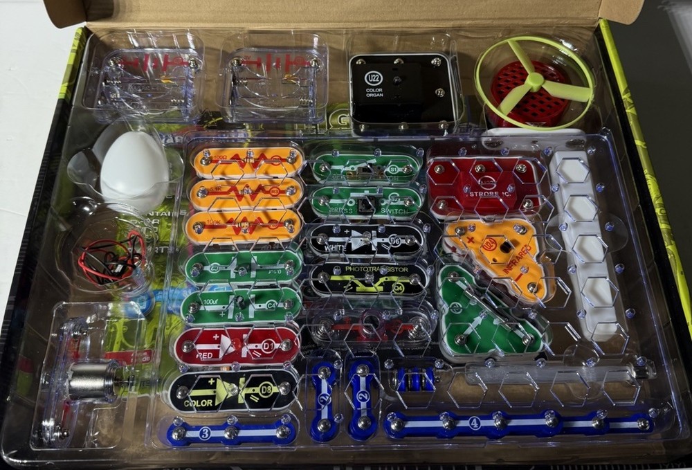 Snap Circuits LIGHT Evolution In Lights Electronics Exploration - Elenco SCL-175