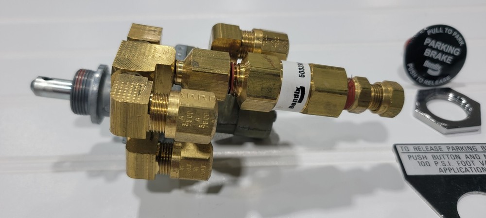 Bendix Dash Control Module Parking Brake Air Valve Assembly Push Pull UD1403 MCI