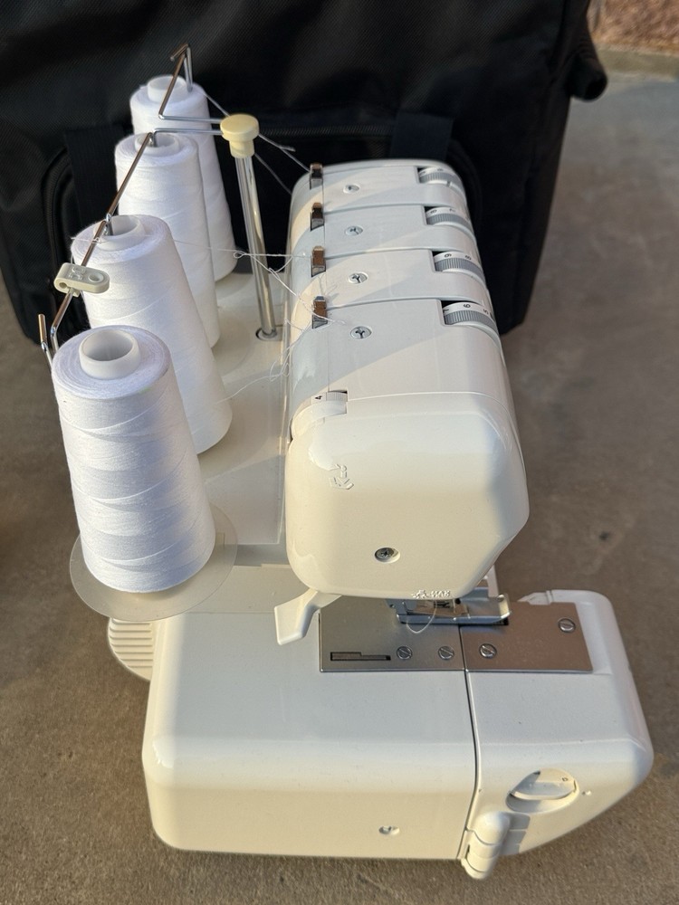 White Superlock Electronic 2000 ATS Serger w/ Rolling Case