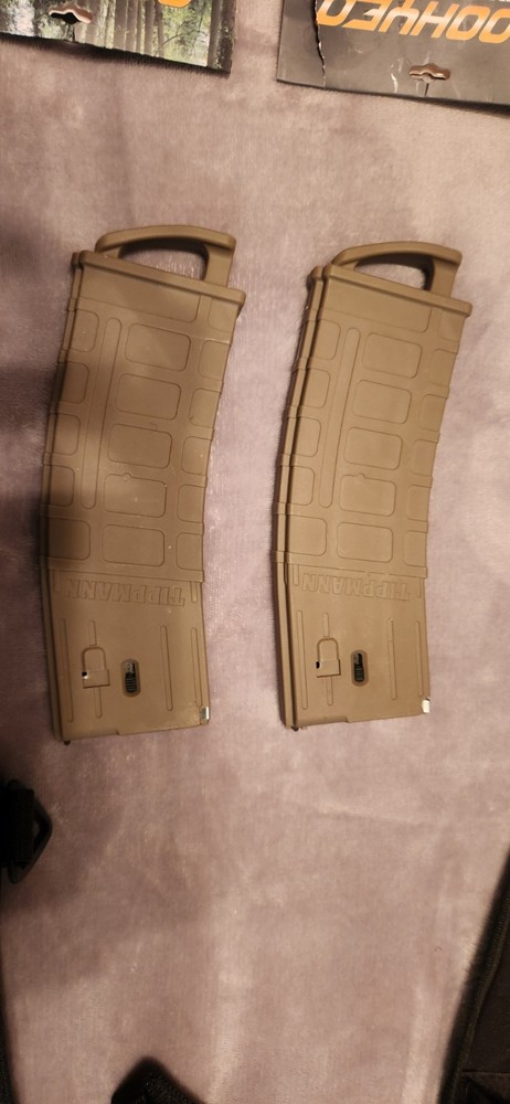 2 paintball guns with accessories