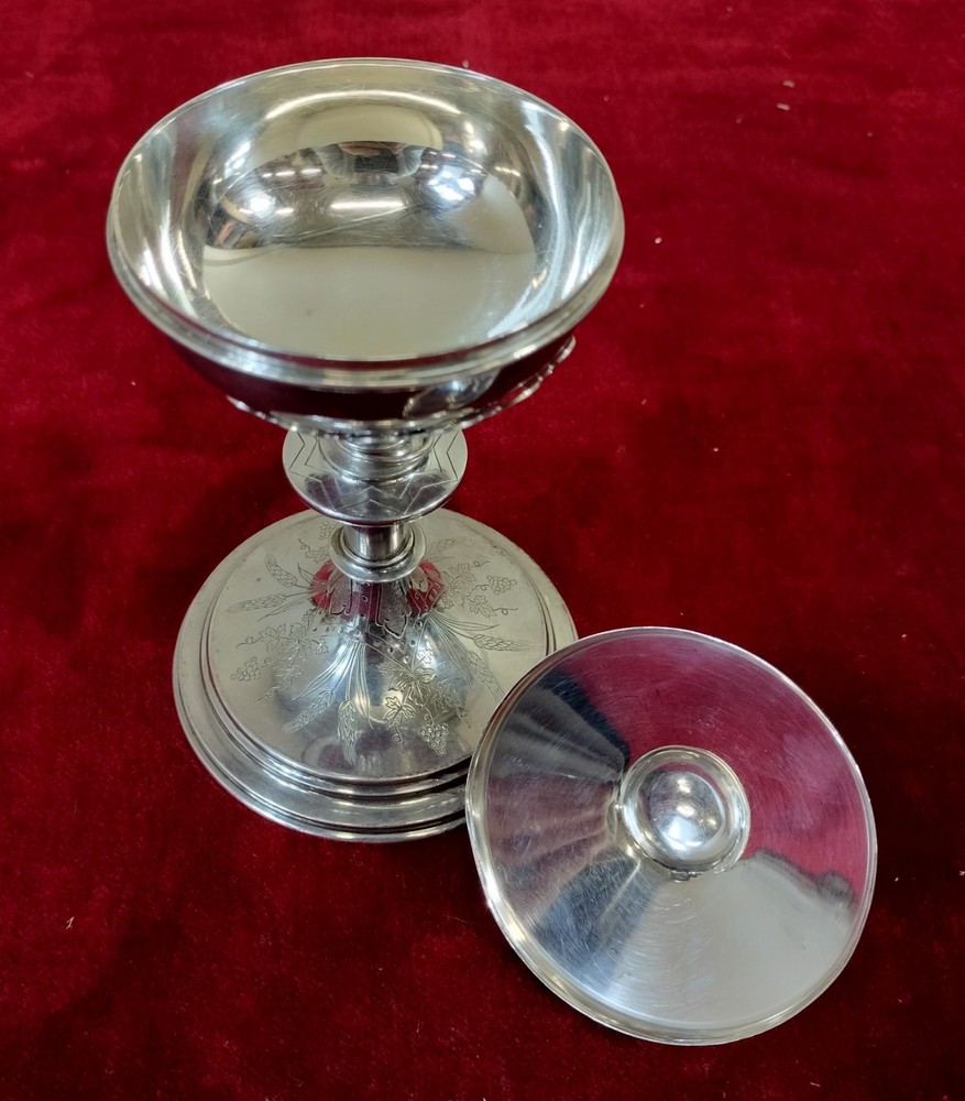 ANTIQUE SILVER CUP. CHISED SILVER. SPAIN. 19TH-20TH CENTURIES.