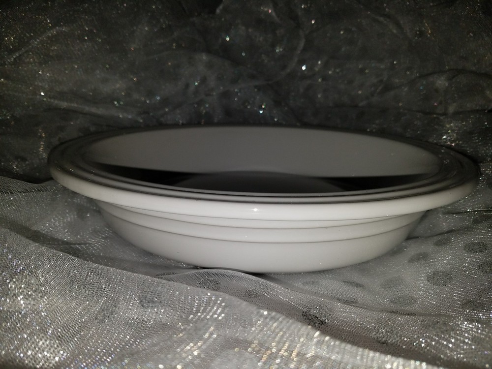 Le Creuset Stoneware White 9" Round Deep Dish Pie  Baking Pan White