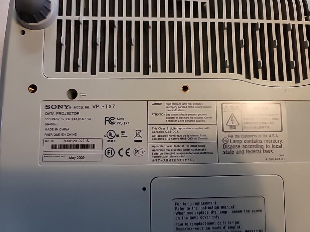 SONY VPL-TX7 PROJECTOR turns on