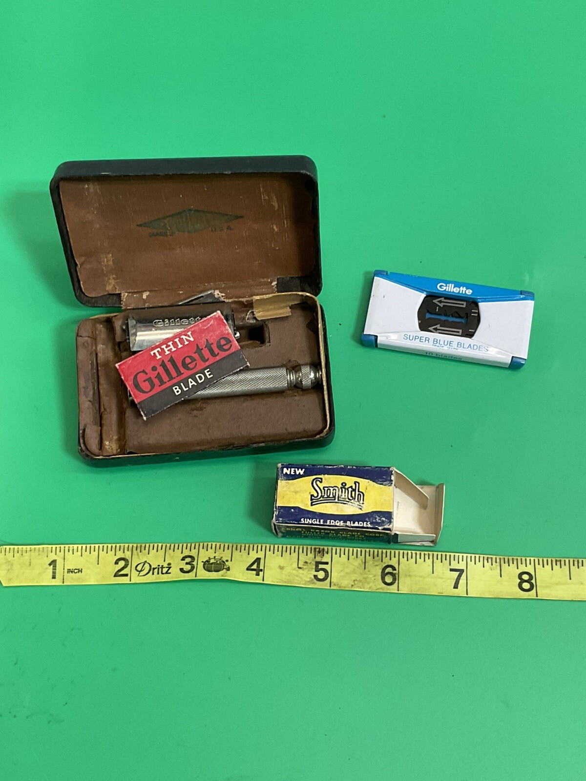 vintage Gillette travel razor in box with extras bb143