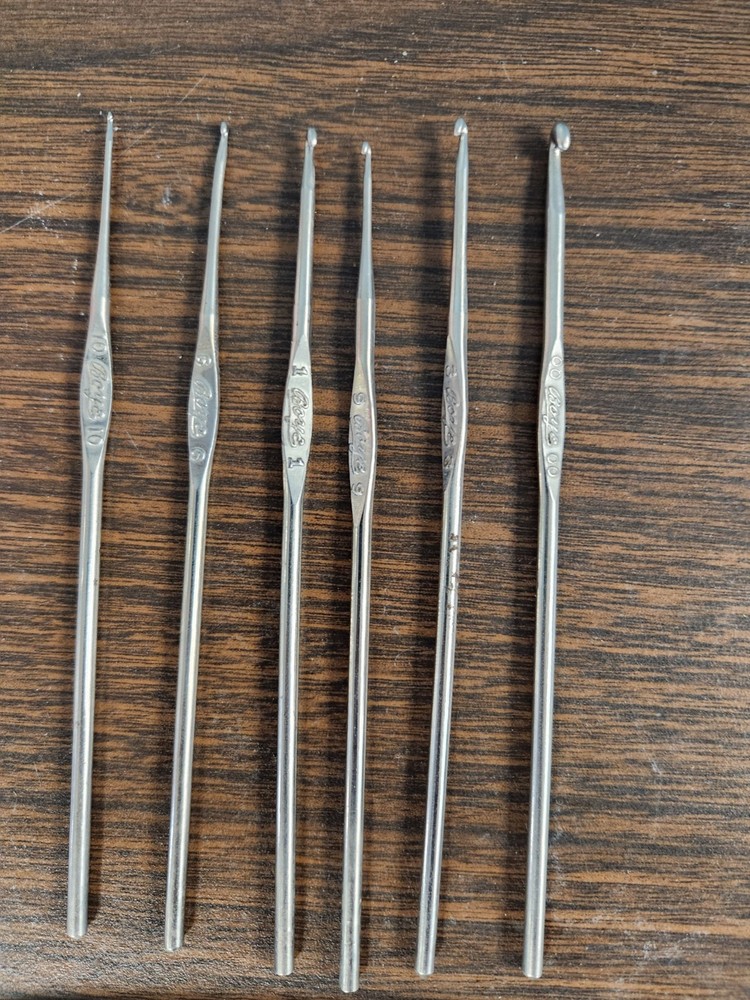 Vintage Crochet Tools 22 Pieces Various Sizes