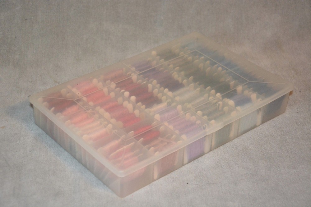 EMBROIDERY FLOSS AND PLASTIC STORAGE CASE CROSS STITCH