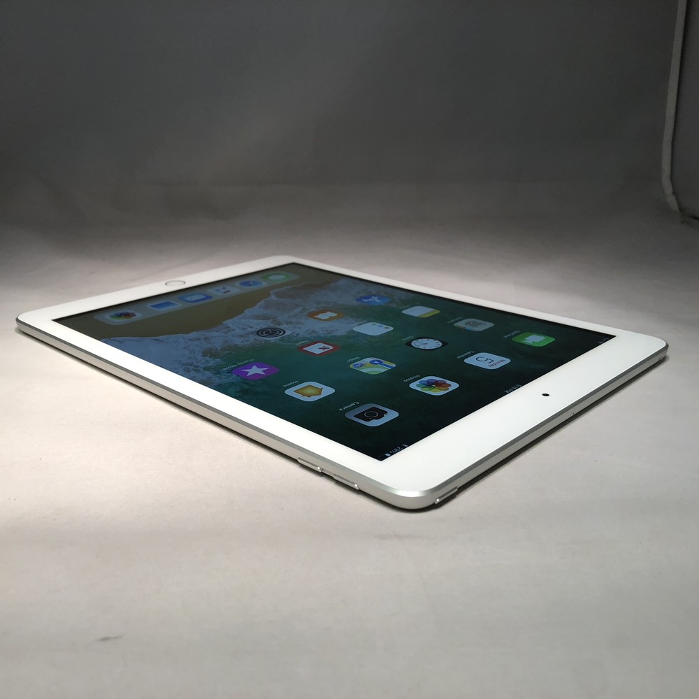 Apple iPad 6th Generation 32GB Silver WiFi Good Condition