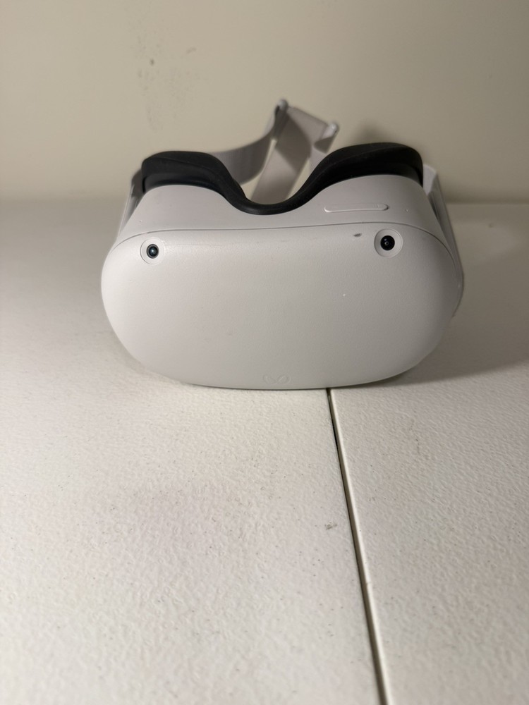 Oculus Quest 2 w 1 Controller Great Condition Works Great!!! Tear Under Leather