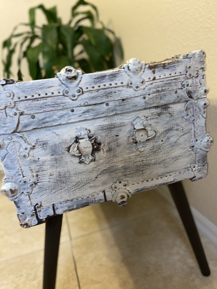 vintage trunk Table