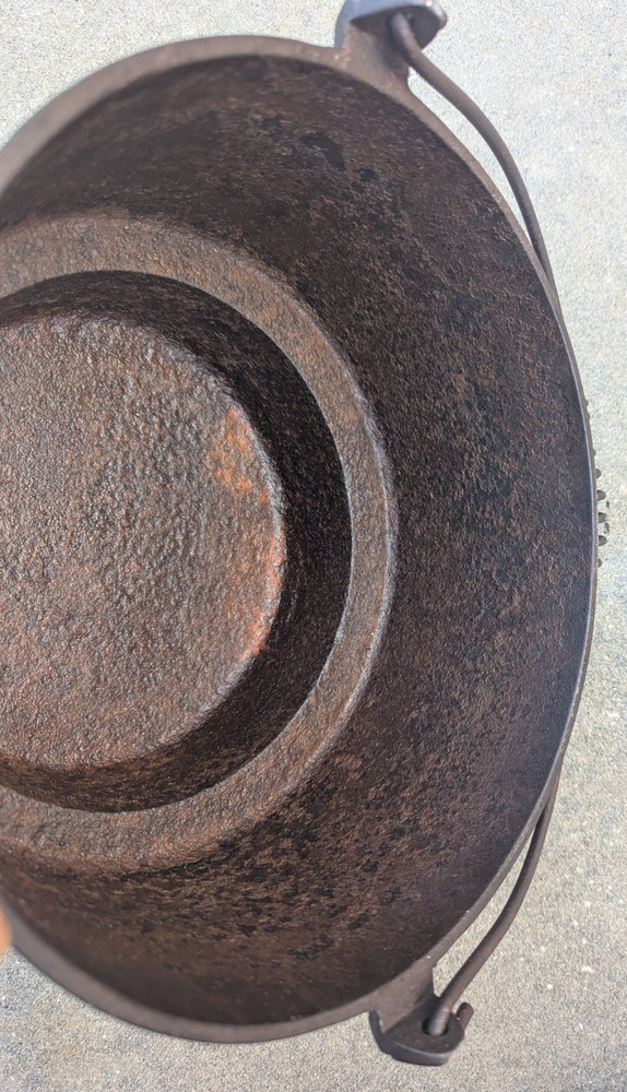 Cast Iron Gate Mark Eccentric Footed Offset Bottom Cowboy Pot Kettle Cauldron #8