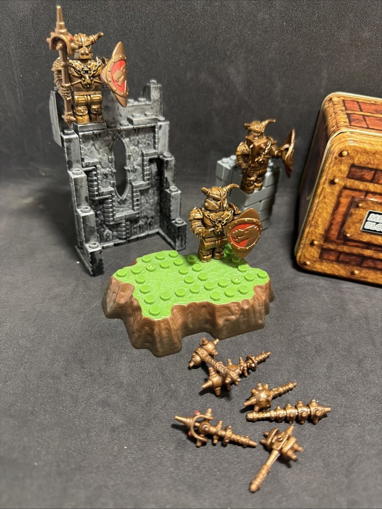Mega Bloks Dragons War Chest  Tin with 3 Figures