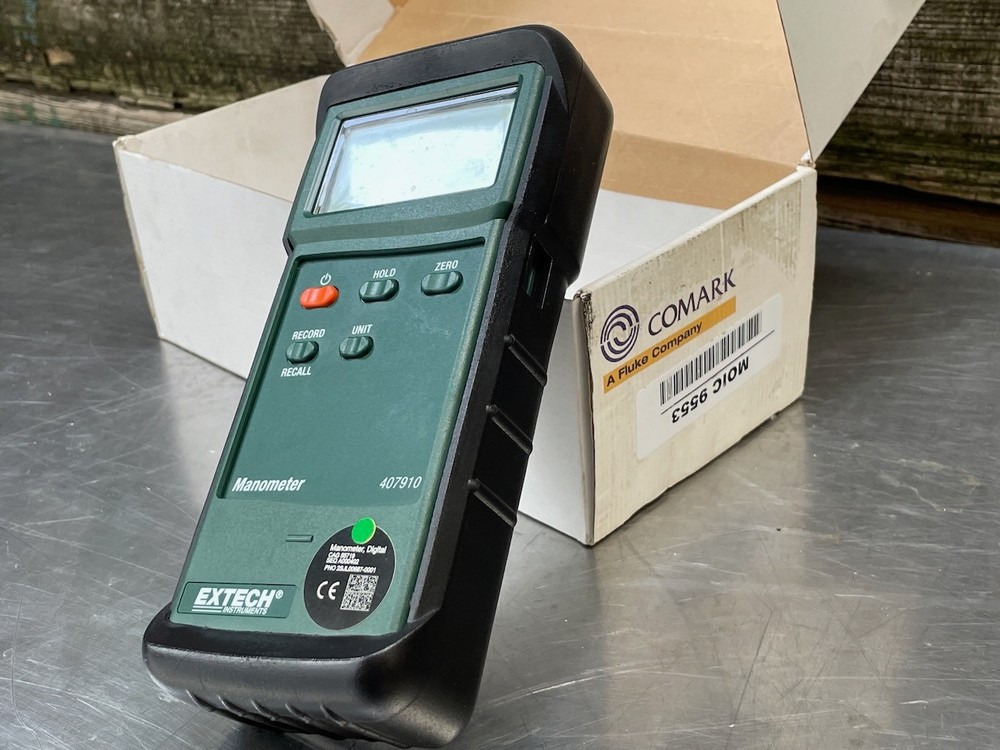 Extech Manometer PN: 407910 with Black Protective Case