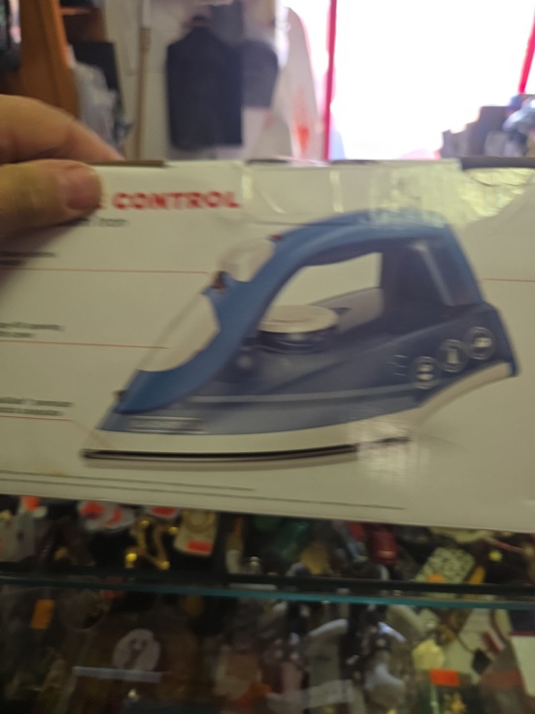 Black + Decker Variable Control Compact Steam Iron White Blue Smooth Glide