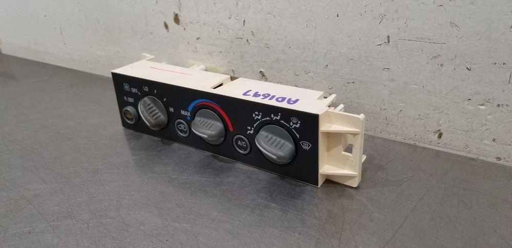 98 CHEVY SUBURBAN 2500 DASH MOUNTED AC TEMPERATURE HVAC CONTROL PANEL