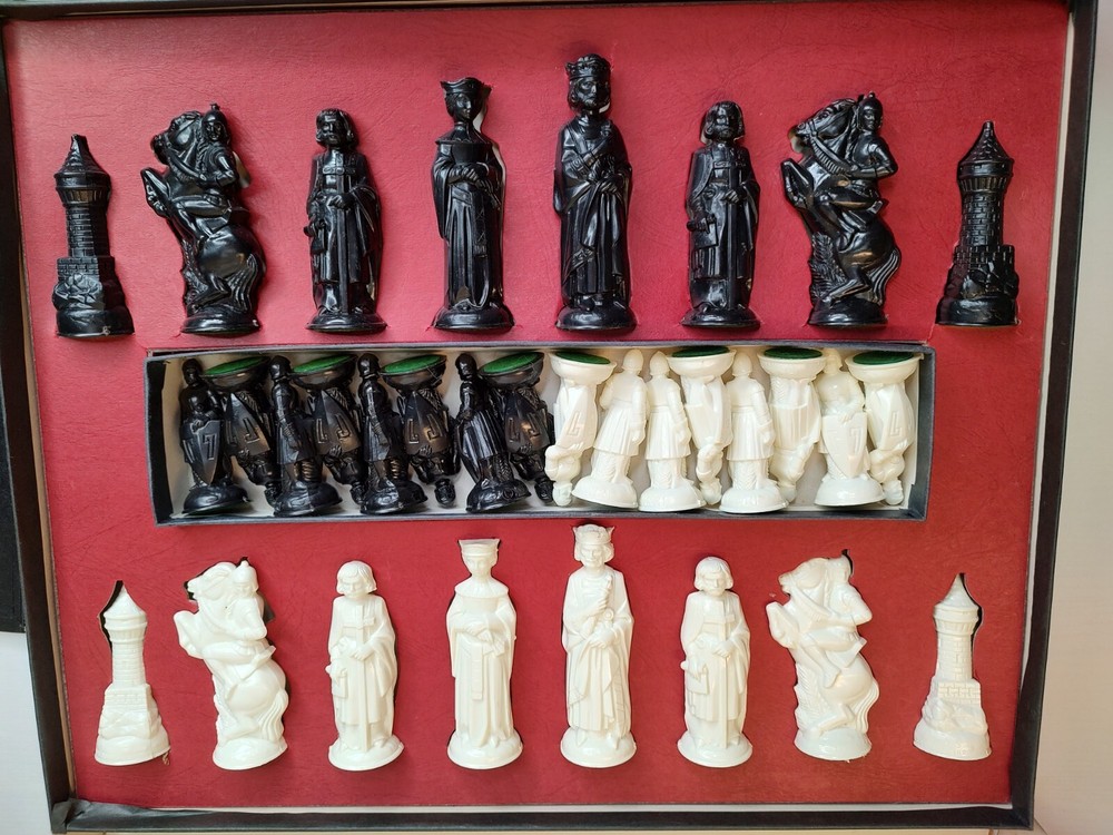 Vintage Renaissance Chessmen Chess Set By E.S. Lowe 1970