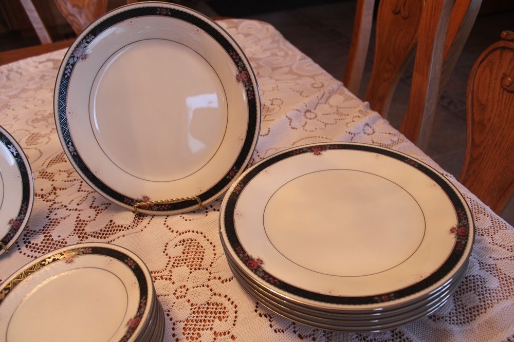 Noritake Ivory China Vintage Pattern 7260 Etienne 30 Piece Dinnerware Grouping