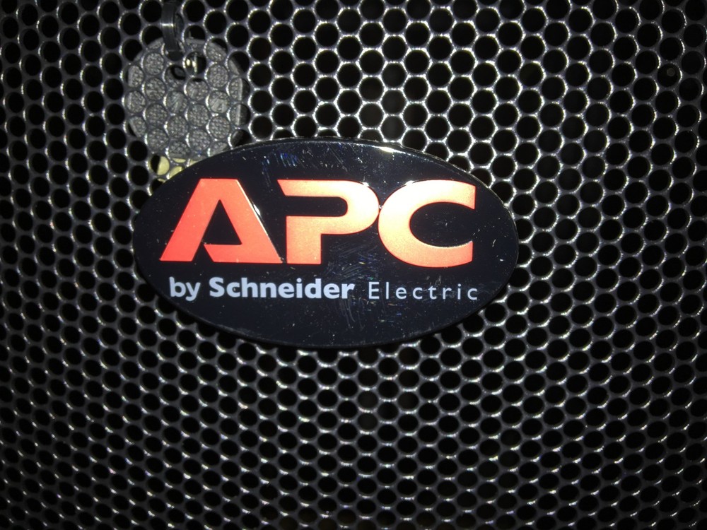 New APC AR3104 Server Rack Enclosure