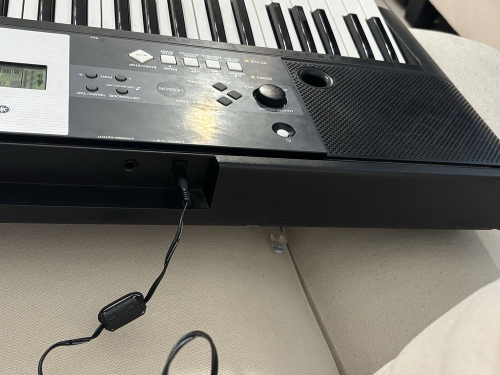 Yamaha YPT-230 61-Key Electronic Keyboard