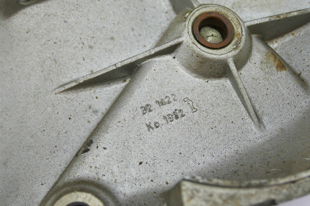 Triumph TWN BDG 250 L SL Bss - chain guard engine cover left E100022262