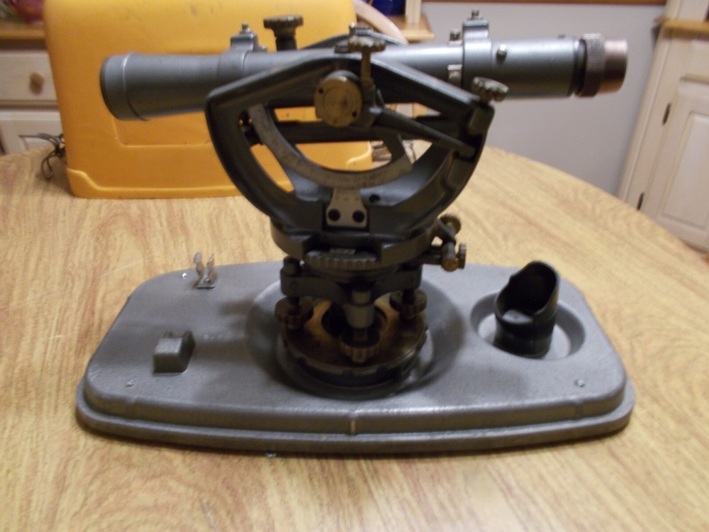 DAVID WHITE INSTRUMENTS TRANSIT MODEL 8300 WITH CASE