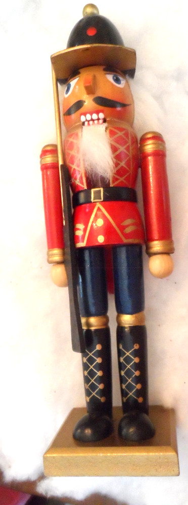Christmas Ornament/Nutcracker - WOOD NUTCRACKER w/RIFLE - 10"