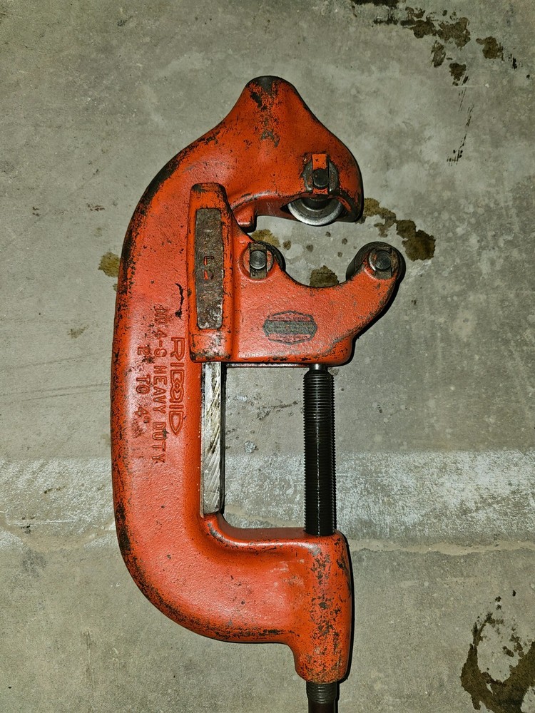 Ridgid 4-S Pipe Cutting Tool 2"-4" Capacity w/3 Cutting Wheels