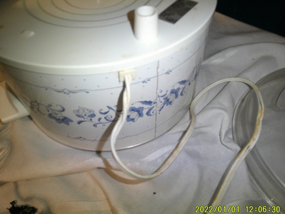 VINTAGE GENTLY USED RIVAL CROCKPOT LARGE BLUE VINE PATTERNS STONEWARE