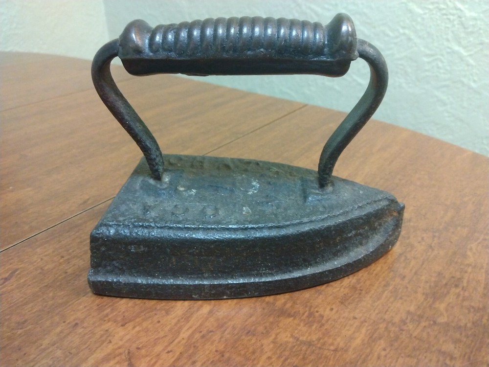 VINTAGE CAST IRON CHATTANOOGA #7 SAD FLAT IRON 