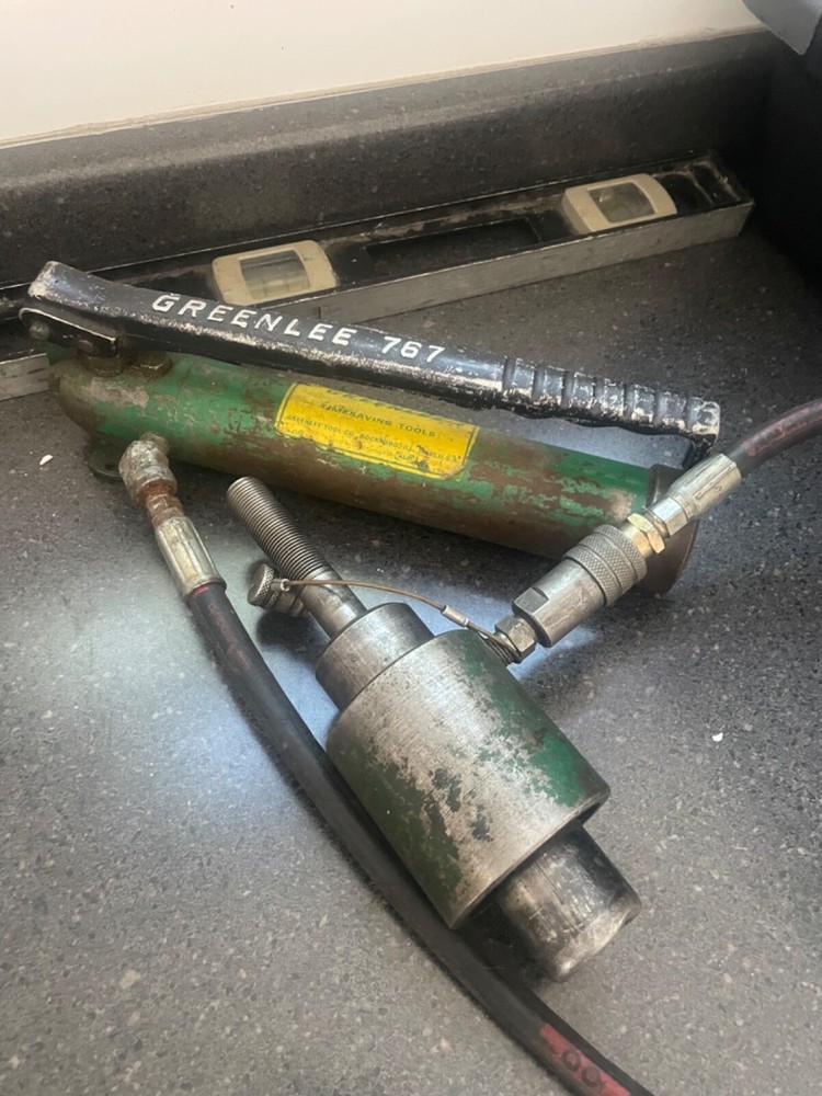Greenlee Hydraulic Knockout 767 Hand Pump and Ram
