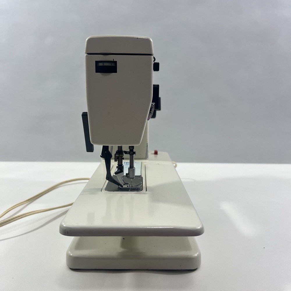 Pfaff 1222E Sewing Machine With Pedal