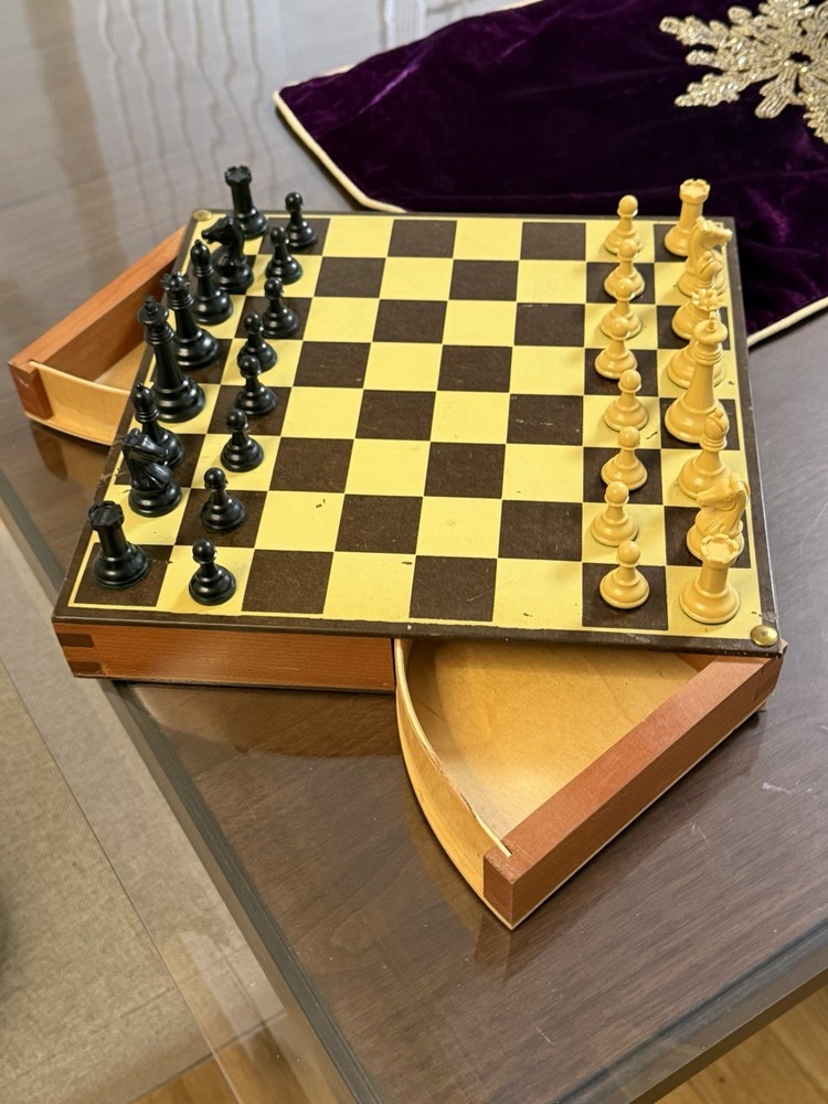 DRUEKE CHESS SET /W BOARD MODEL 133