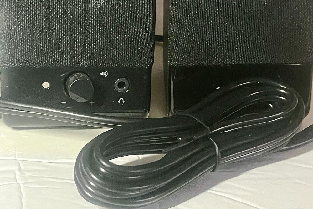 Amazon Basics Computer Speakers for Desktop / Laptop PC USB-Powered Black 2.1 W