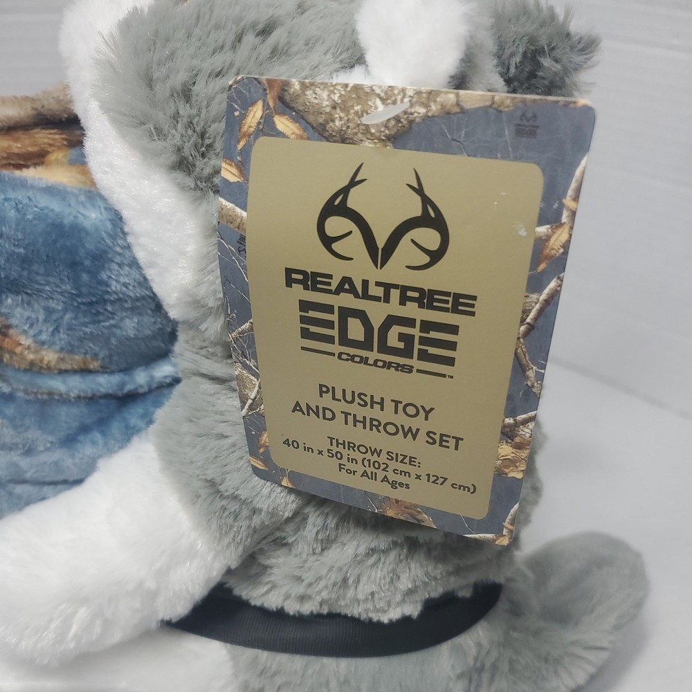 Realtree Edge Plush wolf & Camouflage Throw Set