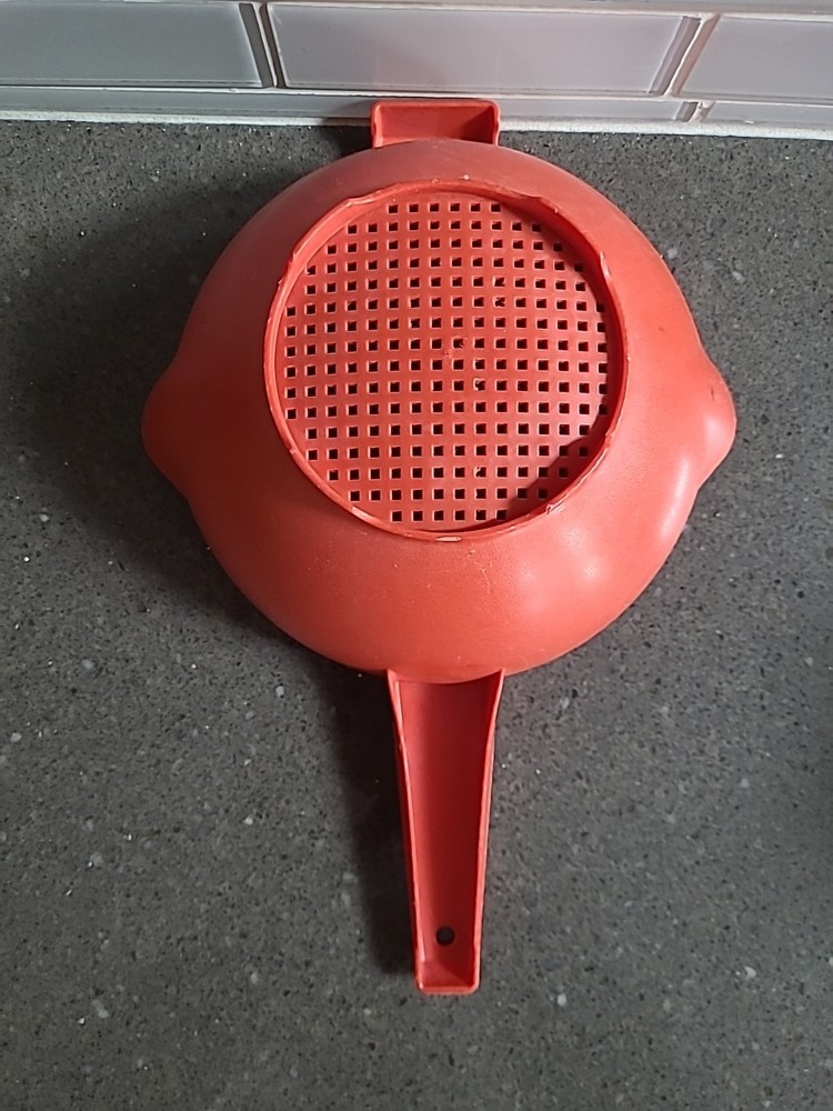 Vintage Tupperware #1523-2 Large 2 Quart Colander Strainer w/ Handle RED-ORANGE