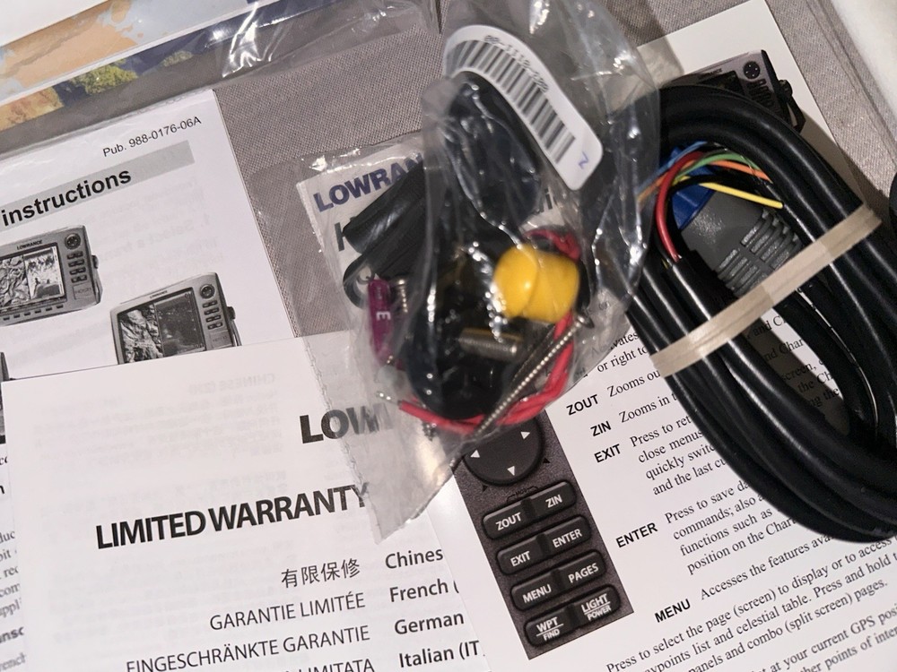 NEW Lowrance HDS 5m ChartPlotter / Fishfinder W/ Power Cable, Mount, Cover