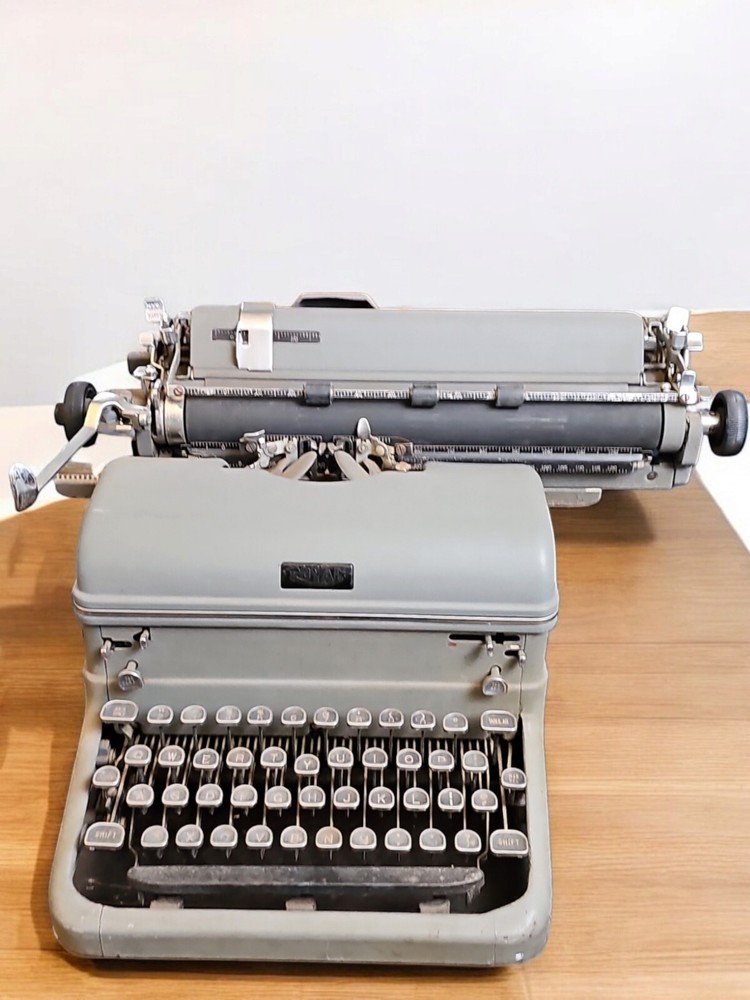 Royal Standard Desktop typewriter