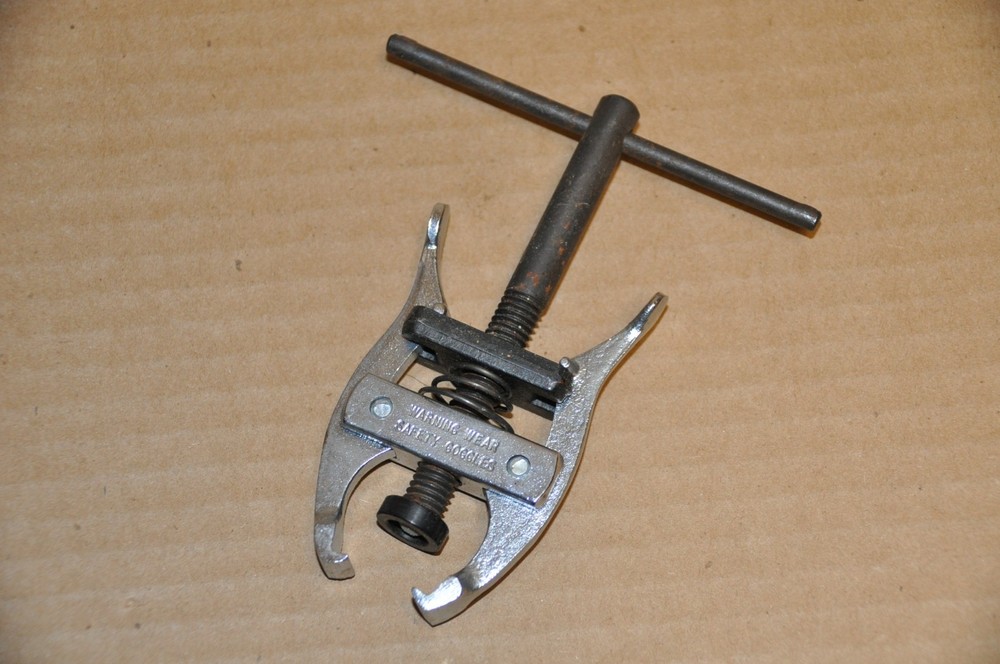 Snap On Tools Battery Terminal Puller Tool CJ92 (Battery Clamp Post Puller)