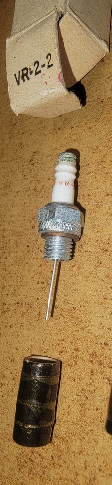 VINTAGE CHAMPION VR-2 SPARK PLUG GAS/IGNITION MODEL ENGINE 1/4-32 Thread NEW