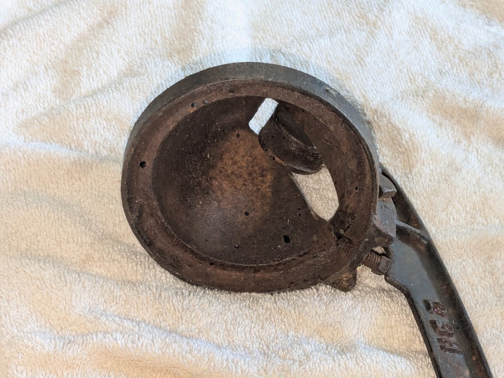 ANTIQUE Vintage 2BH / 2BA CAST IRON PUMP HANDLE and "Cap"