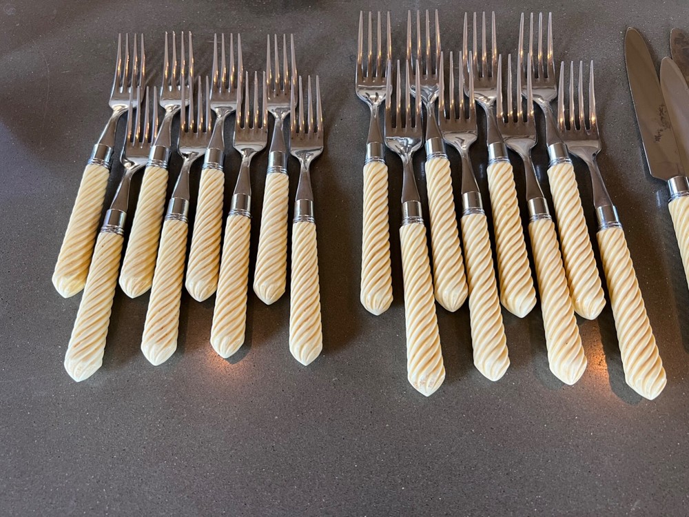 Zrike Flatware Ivory Swirl Stainless-40 pc set