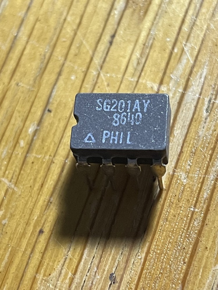SILICON GENERAL  SG201AY BiPolar Amplifier in a ceramic 8 pins DIP.