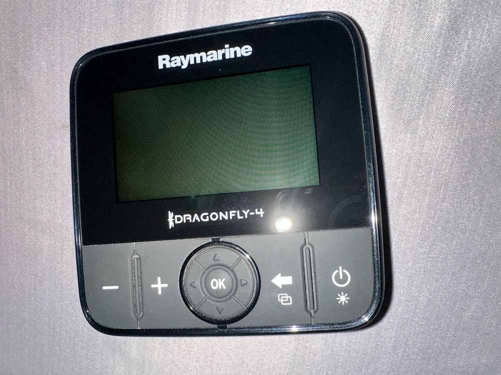 Raymarine DRAGONFLY 4 Pro GPS Chart Plotter / Fishfinder Display w/ Maps Card