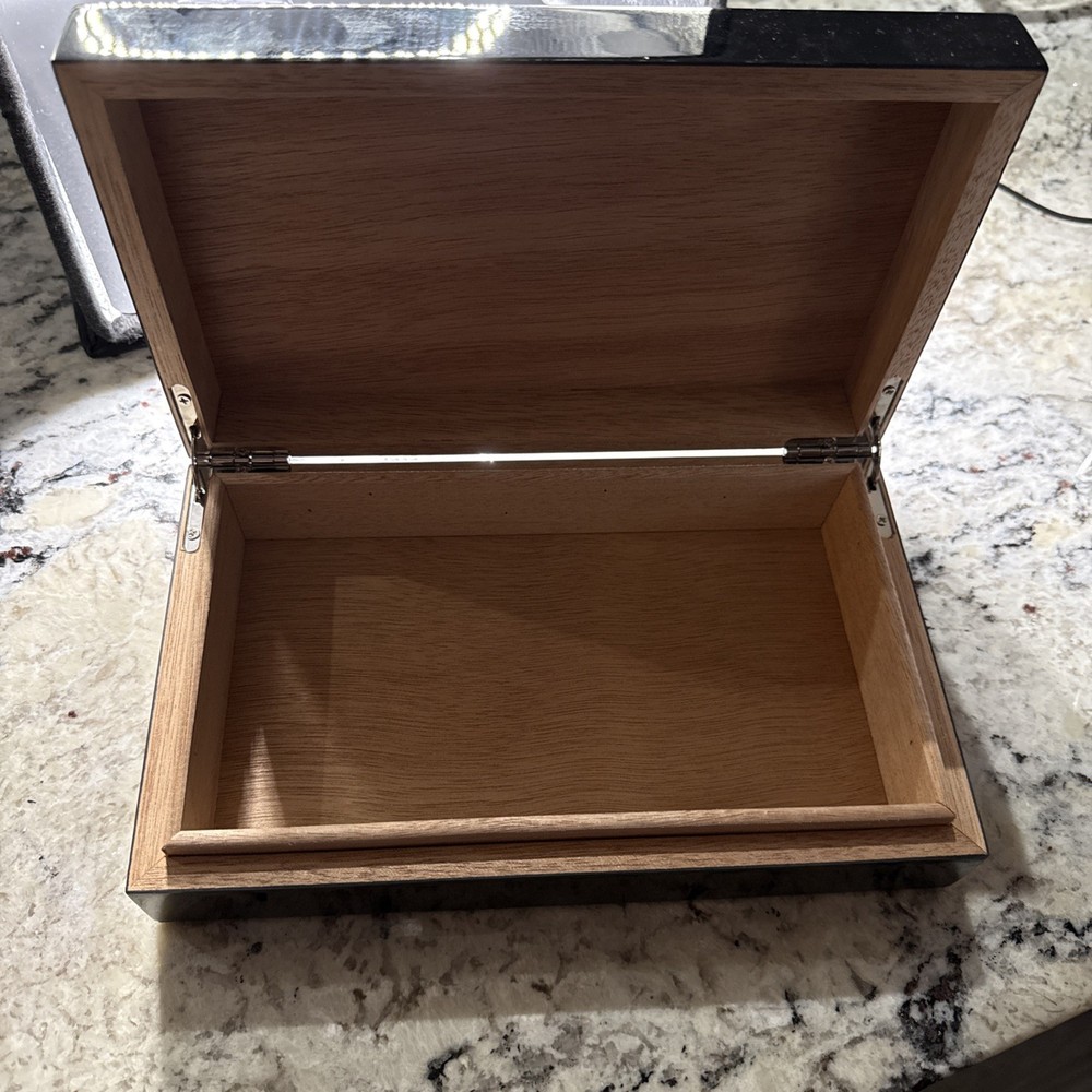 Bugatti Emblem Small Travel Cigar Humidor