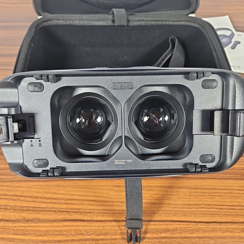 Samsung Gear VR with Controller SM-R324N Virtual Reality