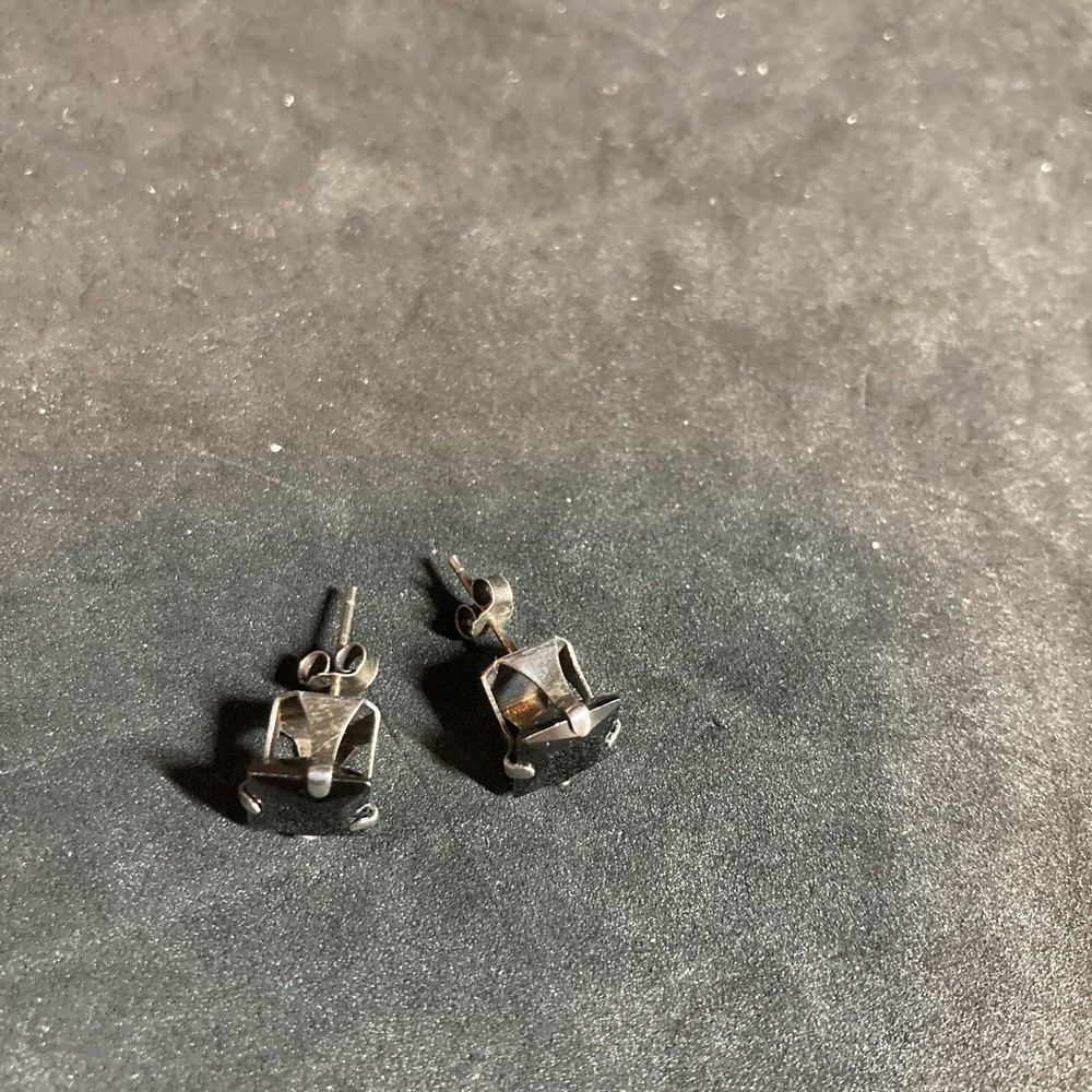 Vintage sterling silver black stud earrings b121