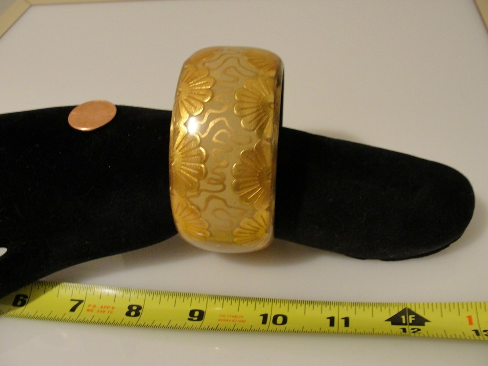lucite gold fan pattern bangle bracelet 1 3/8" wide