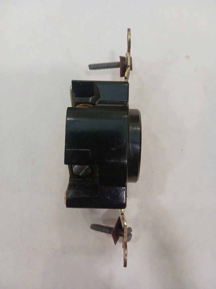 899 EAGLE 3 WIRE LOK SINGLE RECEPTACLE 20A, 125V