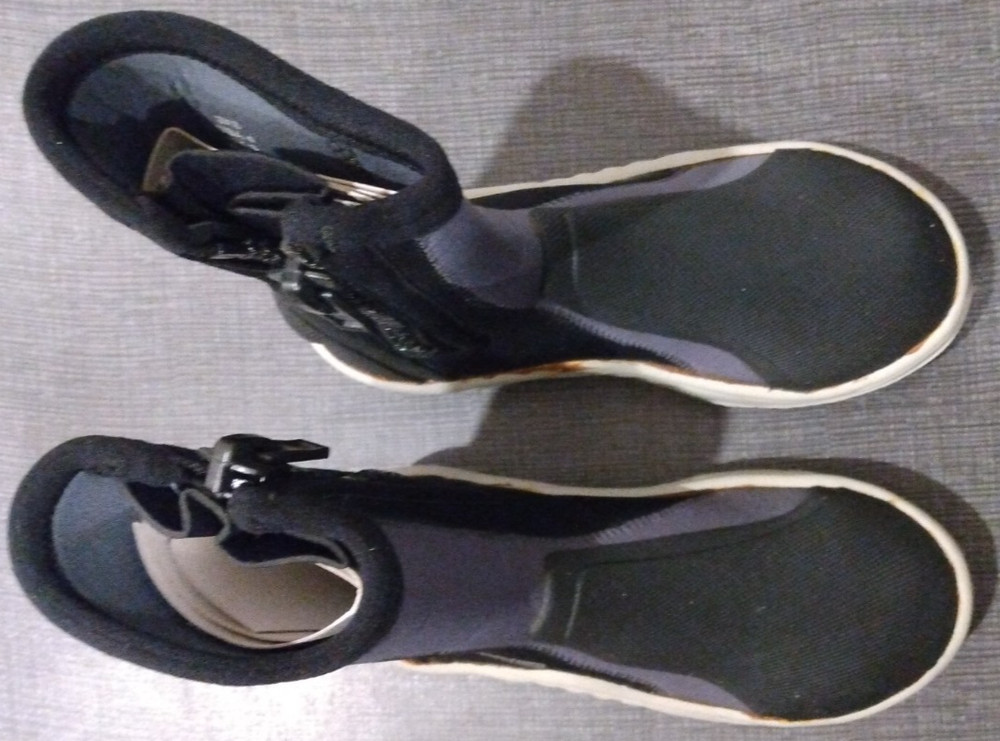 Bare 6mm Ice Boots Size 4