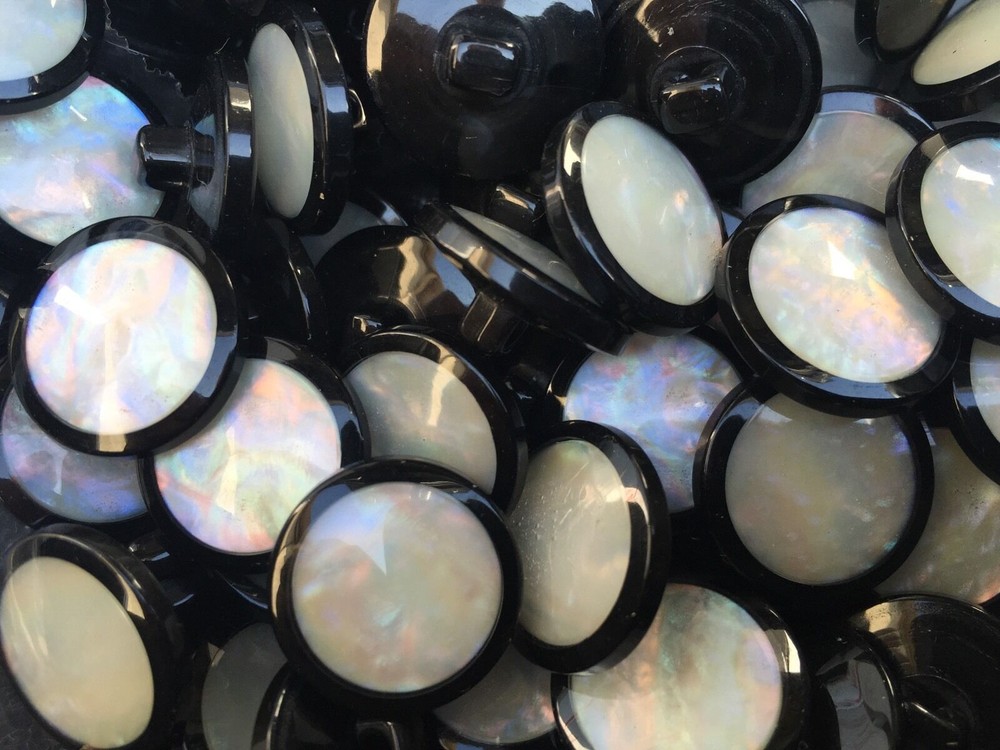 BLACK/IRIDECENT CLASSIC BUTTONS RAINBOW POLY SHELL 18/MM-11/16", 25MM-1" Shank
