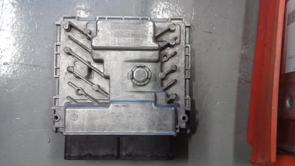 AUDI AUDI A3 Engine Control Module (ECM) 8V0 906 264 A
